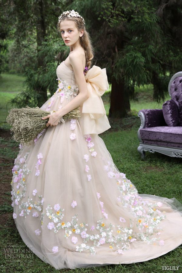 A Wedding Dress Abundant with Flowers: Captivated by Its Adorable, Flower Field-like Charm!にて紹介している画像