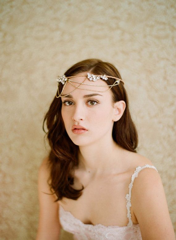Not Just Flower Crowns: A Collection of Delicate and Cute Bridal Headpieces!にて紹介している画像