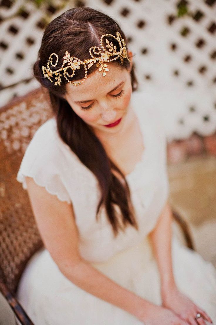 Not Just Flower Crowns: A Collection of Delicate and Cute Bridal Headpieces!にて紹介している画像