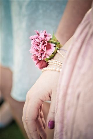 "Charming and Trendy: A Collection of Adorable Wrist Bouquets"にて紹介している画像