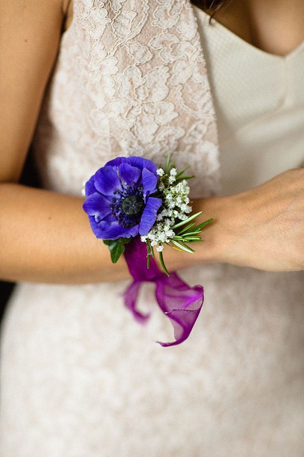 "Charming and Trendy: A Collection of Adorable Wrist Bouquets"にて紹介している画像