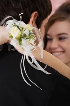 "Charming and Trendy: A Collection of Adorable Wrist Bouquets"にて紹介している画像