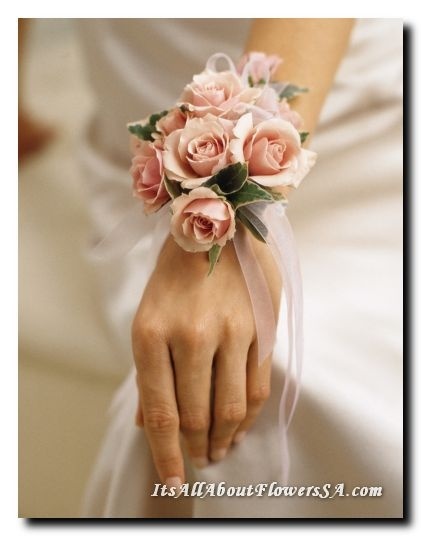 "Charming and Trendy: A Collection of Adorable Wrist Bouquets"にて紹介している画像