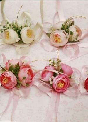 "Charming and Trendy: A Collection of Adorable Wrist Bouquets"にて紹介している画像
