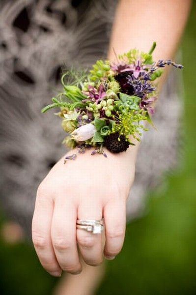 "Charming and Trendy: A Collection of Adorable Wrist Bouquets"にて紹介している画像