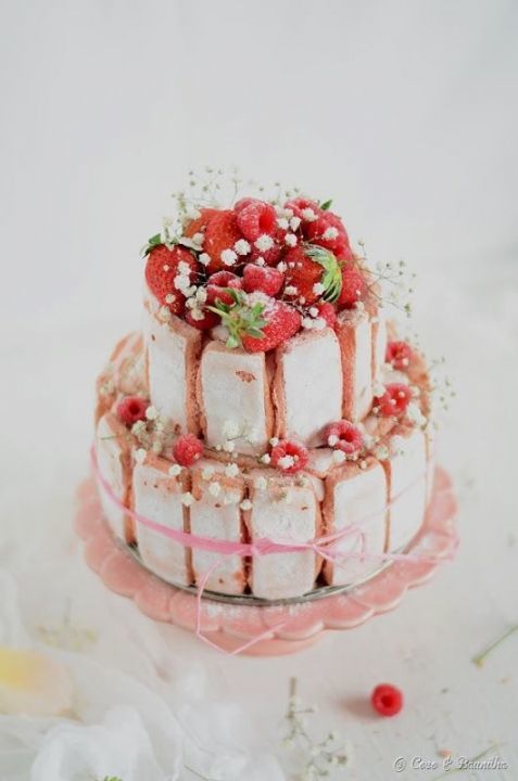 In Season Now! Adorably Sweet Strawberry Weddings Featuring Abundant Ripe Red Strawberries♡にて紹介している画像