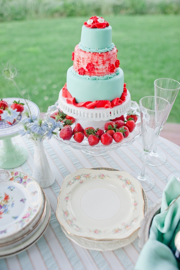 In Season Now! Adorably Sweet Strawberry Weddings Featuring Abundant Ripe Red Strawberries♡にて紹介している画像