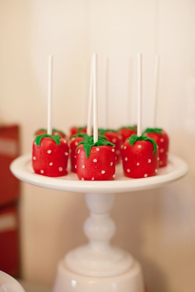 In Season Now! Adorably Sweet Strawberry Weddings Featuring Abundant Ripe Red Strawberries♡にて紹介している画像