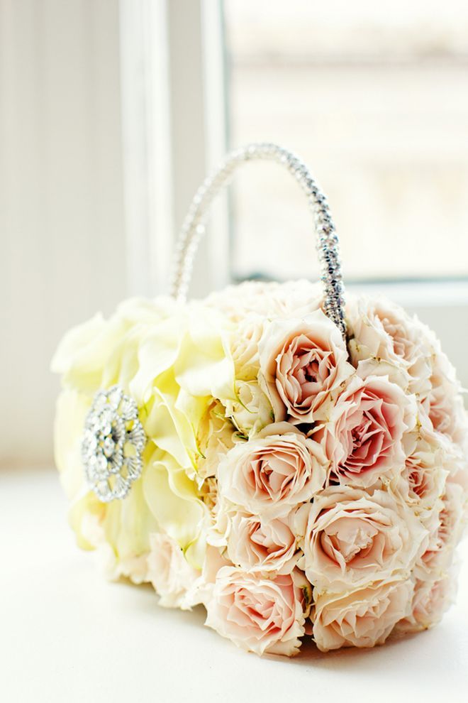 Cute Round Flowers: Check Out Flower Bags and Flower Balls!にて紹介している画像