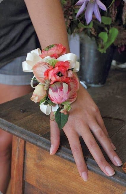 "Charming and Trendy: A Collection of Adorable Wrist Bouquets"にて紹介している画像