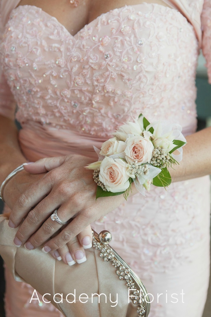 "Charming and Trendy: A Collection of Adorable Wrist Bouquets"にて紹介している画像