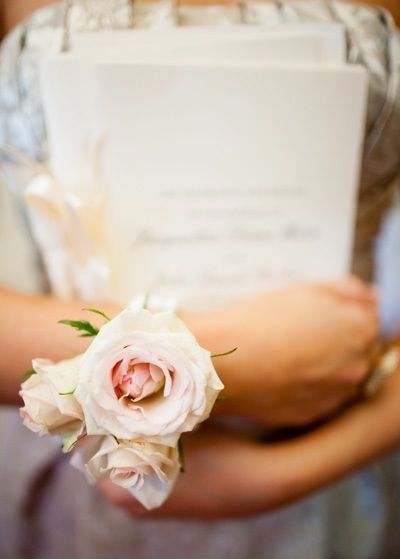 "Charming and Trendy: A Collection of Adorable Wrist Bouquets"にて紹介している画像
