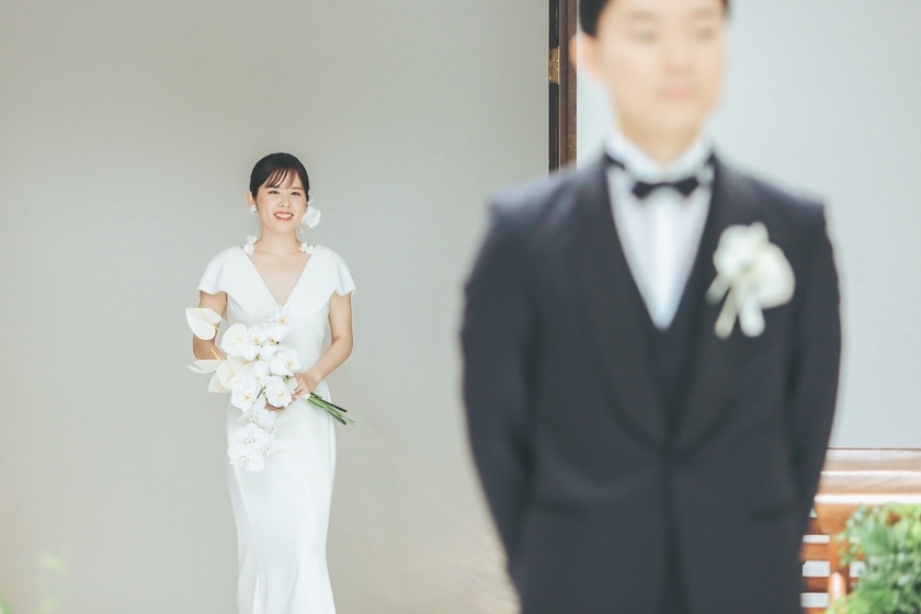 除了轻拍肩膀！在首次见面时与新郎交流的创意♡にて紹介している画像