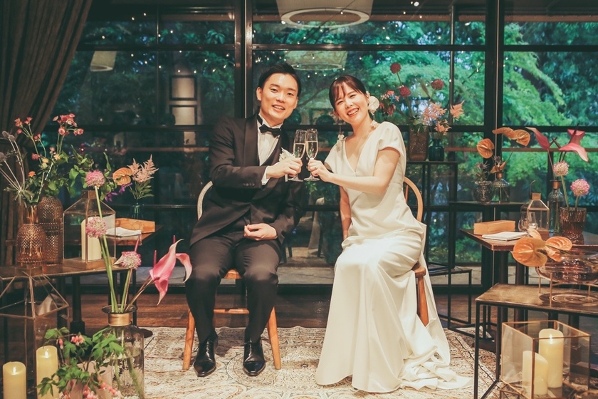 "Since there are partitions... Maybe it's better for guests to come up to the head table for the group photo instead of taking it at their tables?"にて紹介している画像