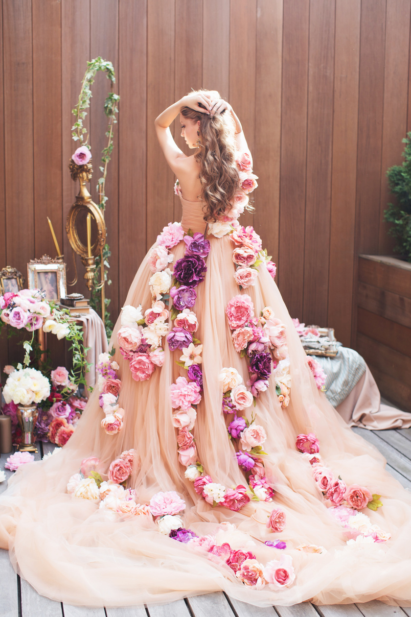 A Wedding Dress Abundant with Flowers: Captivated by Its Adorable, Flower Field-like Charm!にて紹介している画像