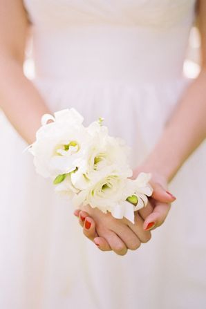"Charming and Trendy: A Collection of Adorable Wrist Bouquets"にて紹介している画像