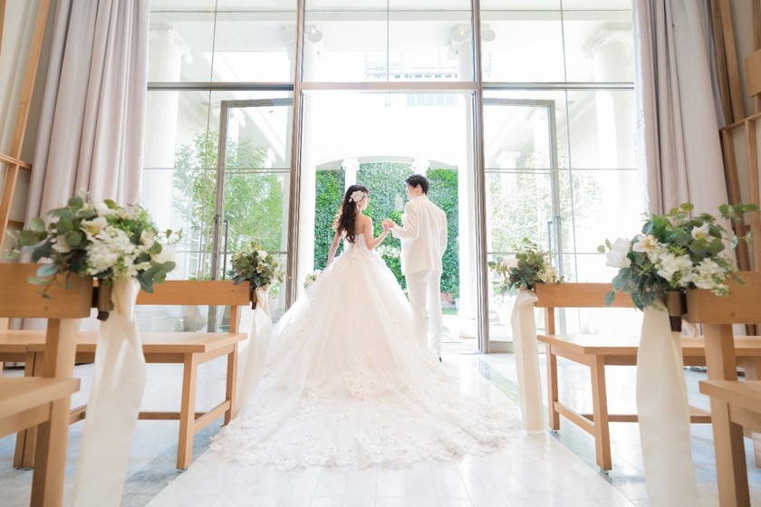 真っ白よりも着やすいかも。最近の新郎ファッションのトレンド【白黒バイカラーのタキシード】🤍🖤にて紹介している画像