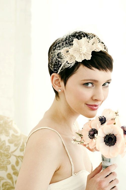 ヘッドドレスがかわいい♡ショートのweddingヘアスタイルにて紹介している画像