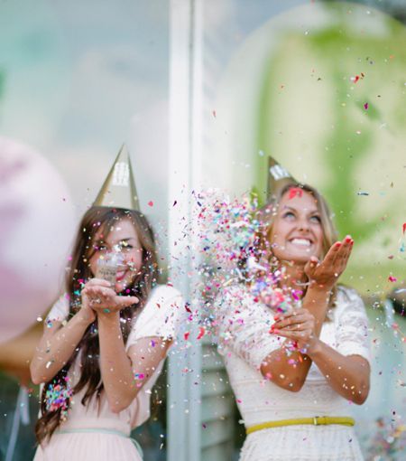 "Colorful Confetti Crackers: The Adorable 'Push Pop Confetti' Shining at Weddings!"にて紹介している画像