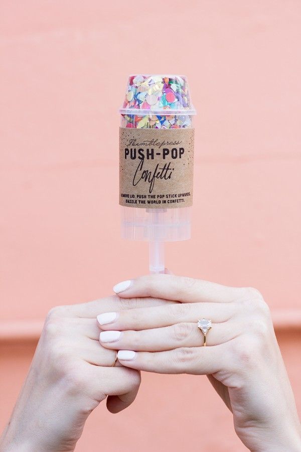 "Colorful Confetti Crackers: The Adorable 'Push Pop Confetti' Shining at Weddings!"にて紹介している画像