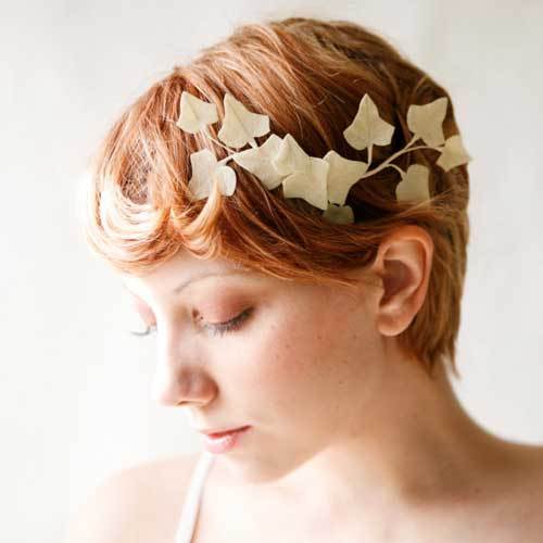 ヘッドドレスがかわいい♡ショートのweddingヘアスタイルにて紹介している画像