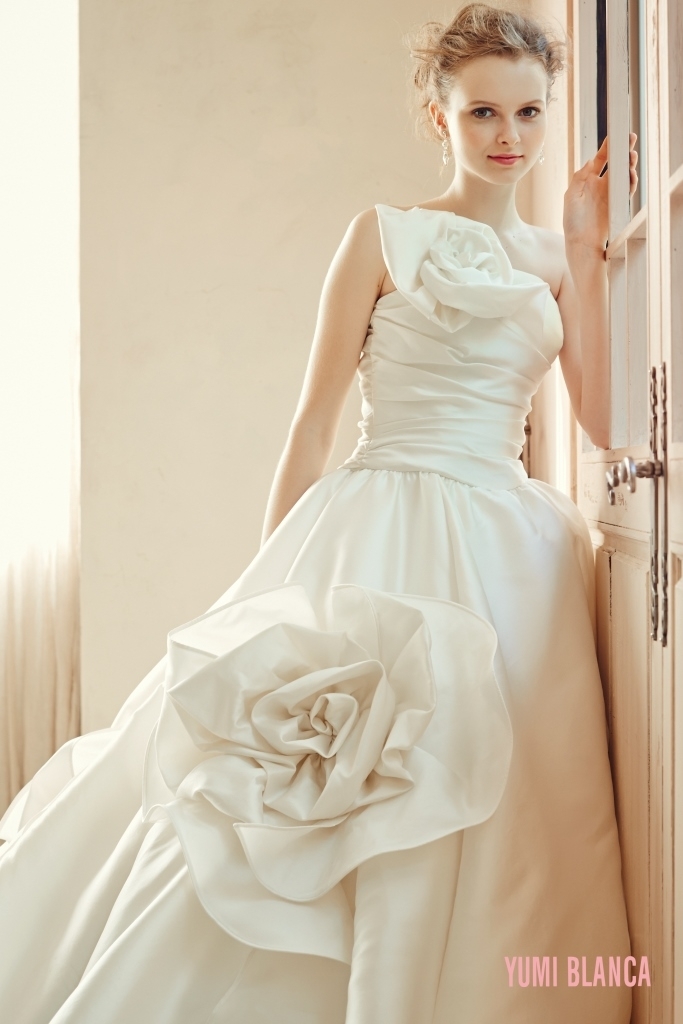 Stunningly Three-Dimensional: A Delightful Dress Adorned with a Bounty of Flowers ♡にて紹介している画像