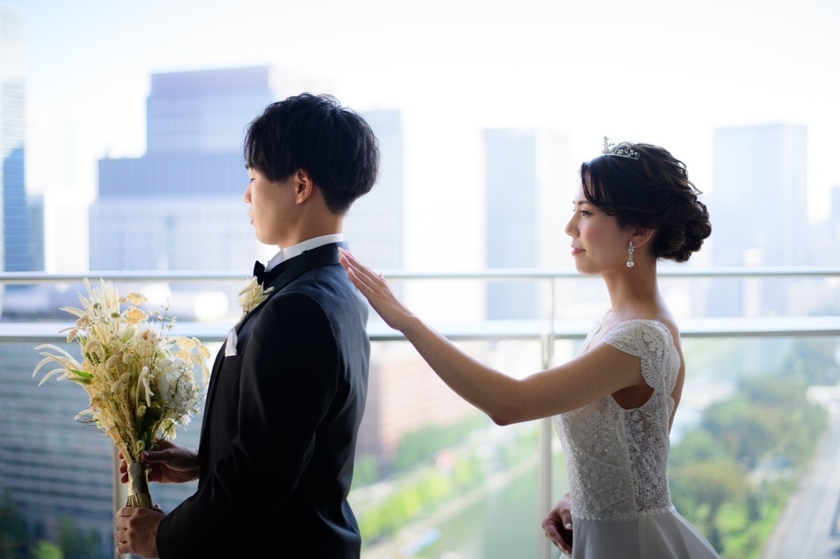 除了轻拍肩膀！在首次见面时与新郎交流的创意♡にて紹介している画像