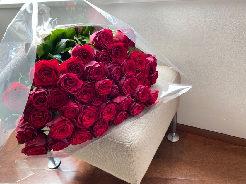 "Comparing Budgets and Delivery Dates: Exploring Over 50 Rose Bouquets Available on Rakuten"にて紹介している画像