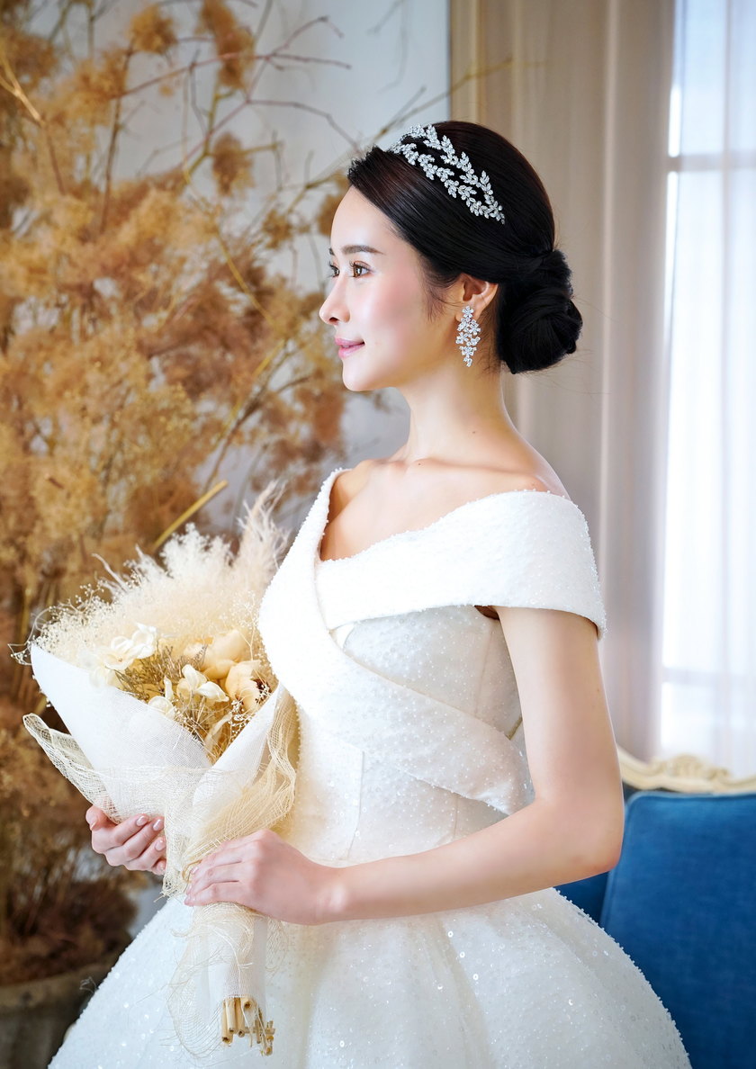 Royal-Inspired Sparkling White Dress: Recommended Hairstyles for Marry's "Crystal Dress"♡にて紹介している画像