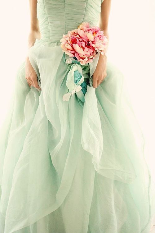 What Color Dress to Choose? A Collection of Pastel Wedding Dresses Loved by Brides ♡にて紹介している画像