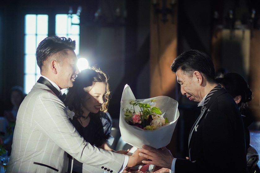 "Instead of doing it simultaneously with 'Ready, Go!', it might be nice to hand the bouquet to each parent in turn for better photos! ♡"にて紹介している画像