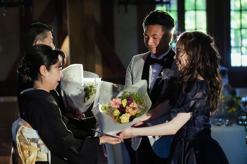 "Instead of doing it simultaneously with 'Ready, Go!', it might be nice to hand the bouquet to each parent in turn for better photos! ♡"にて紹介している画像