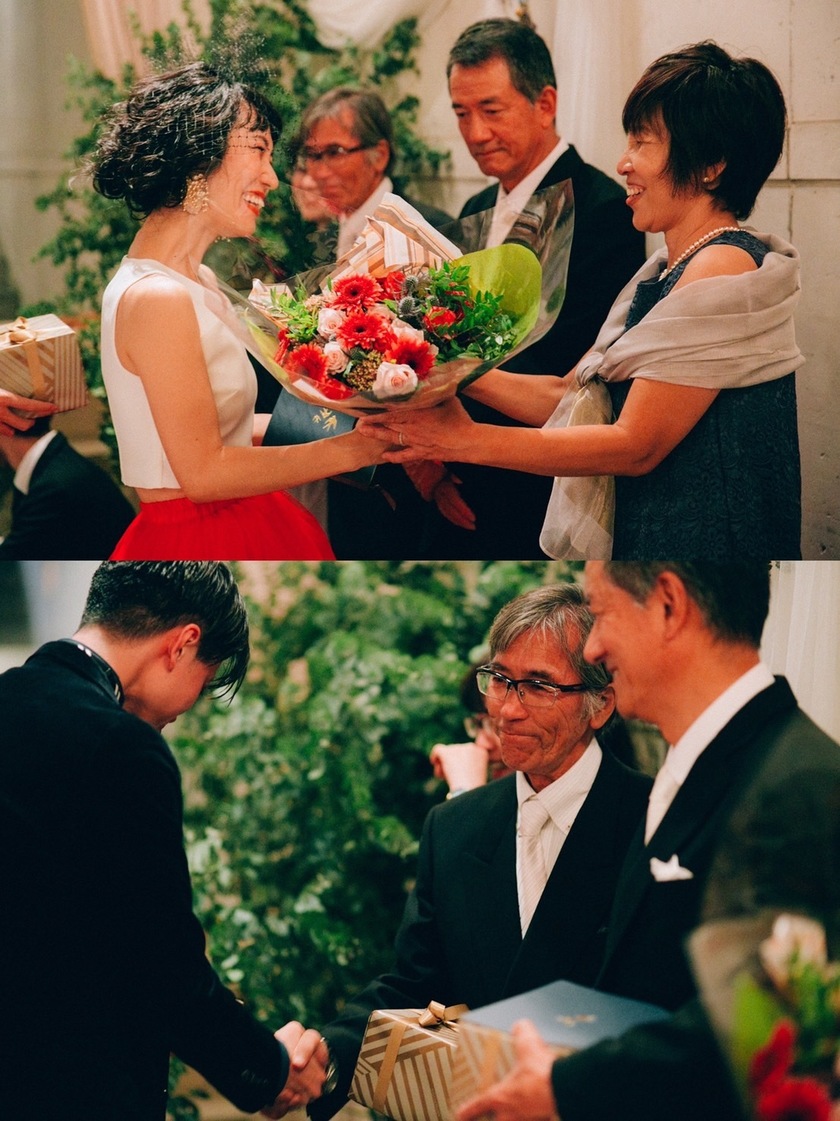 "Instead of doing it simultaneously with 'Ready, Go!', it might be nice to hand the bouquet to each parent in turn for better photos! ♡"にて紹介している画像