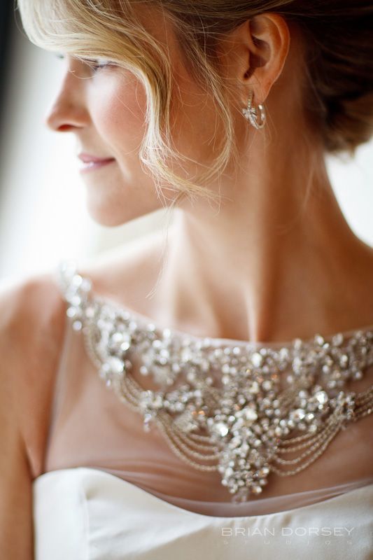 Between Sexy and Pure: Heart Racing with the Sheer "Décolleté See-Through" Dress!にて紹介している画像