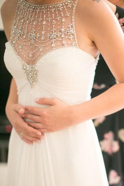 Between Sexy and Pure: Heart Racing with the Sheer "Décolleté See-Through" Dress!にて紹介している画像