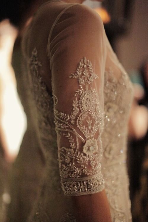 Between Sexy and Pure: Heart Racing with the Sheer "Décolleté See-Through" Dress!にて紹介している画像