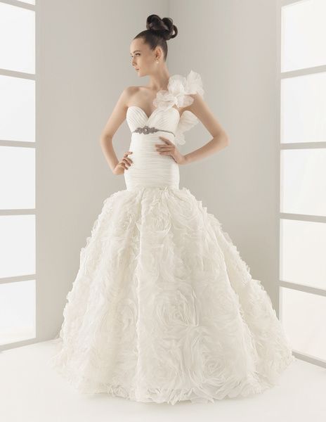 Stunningly Three-Dimensional: A Delightful Dress Adorned with a Bounty of Flowers ♡にて紹介している画像