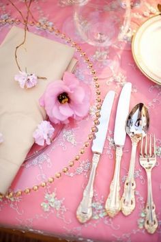 Feminine & Luxurious: A Wedding Theme of Pink and Gold ♡にて紹介している画像