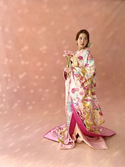 "How to Carry Classic Flowers in a 2022 Style: A Collection of Gerbera Bouquet Inspirations"にて紹介している画像