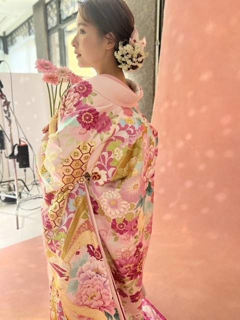 "How to Carry Classic Flowers in a 2022 Style: A Collection of Gerbera Bouquet Inspirations"にて紹介している画像