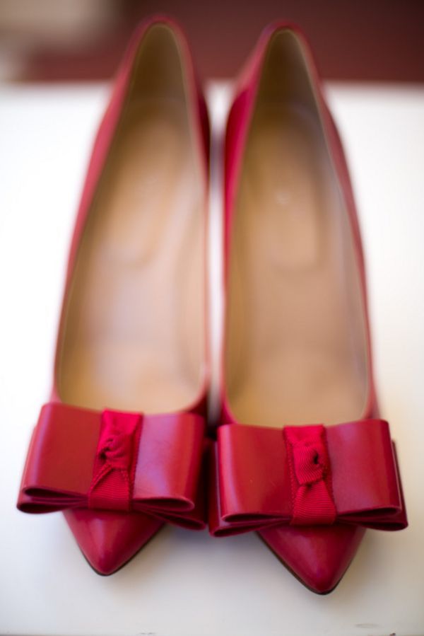 ポイントの赤が可愛い♡白いドレスを引き立てるロマンチックな赤い靴のイメージ♡にて紹介している画像