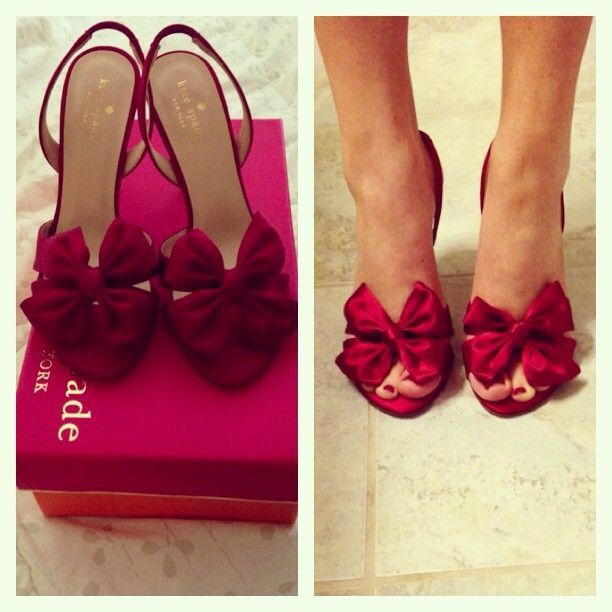 ポイントの赤が可愛い♡白いドレスを引き立てるロマンチックな赤い靴のイメージ♡にて紹介している画像