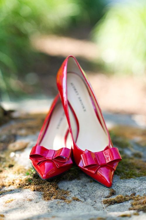 ポイントの赤が可愛い♡白いドレスを引き立てるロマンチックな赤い靴のイメージ♡にて紹介している画像