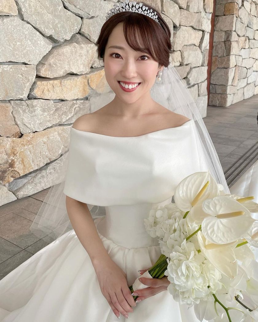 A little makeover with hair arrangements and accessories! A special feature on stylish brides' pre-wedding changes ♡にて紹介している画像