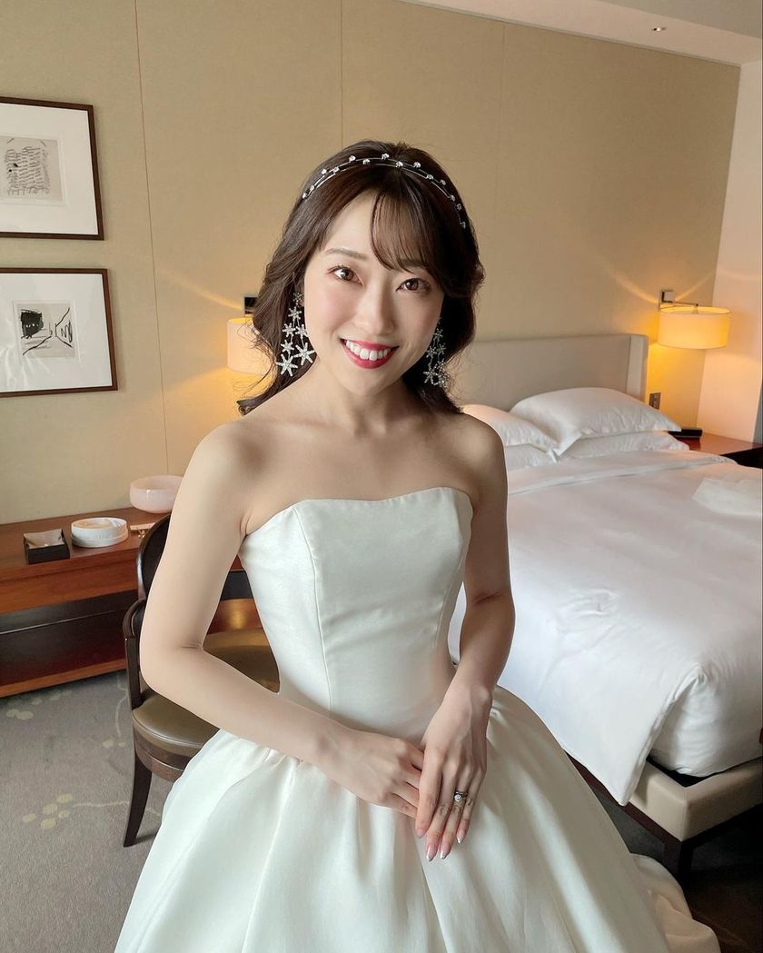 A little makeover with hair arrangements and accessories! A special feature on stylish brides' pre-wedding changes ♡にて紹介している画像