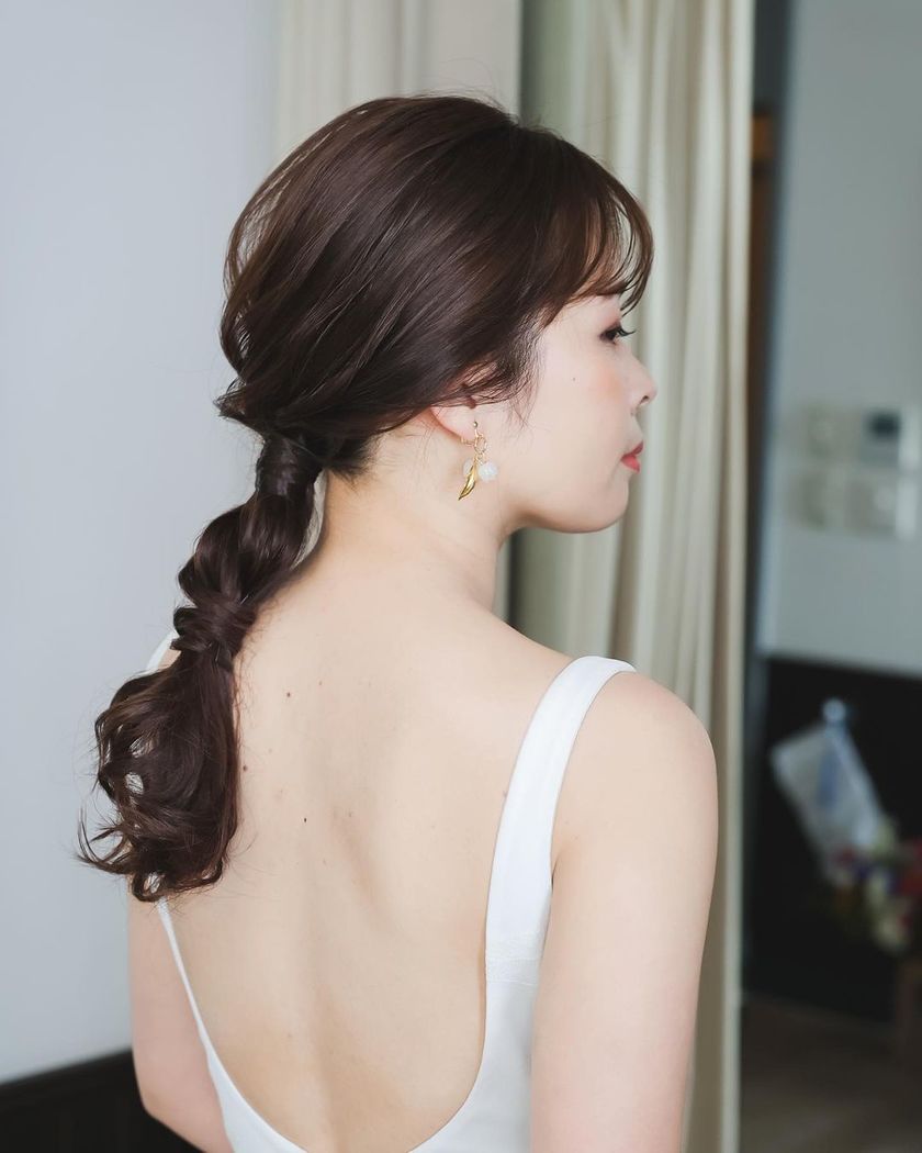 A little makeover with hair arrangements and accessories! A special feature on stylish brides' pre-wedding changes ♡にて紹介している画像