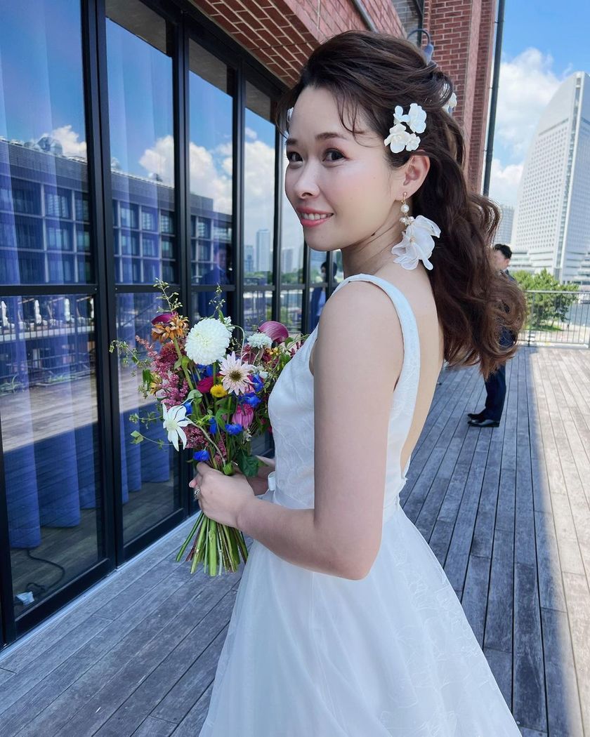 A little makeover with hair arrangements and accessories! A special feature on stylish brides' pre-wedding changes ♡にて紹介している画像