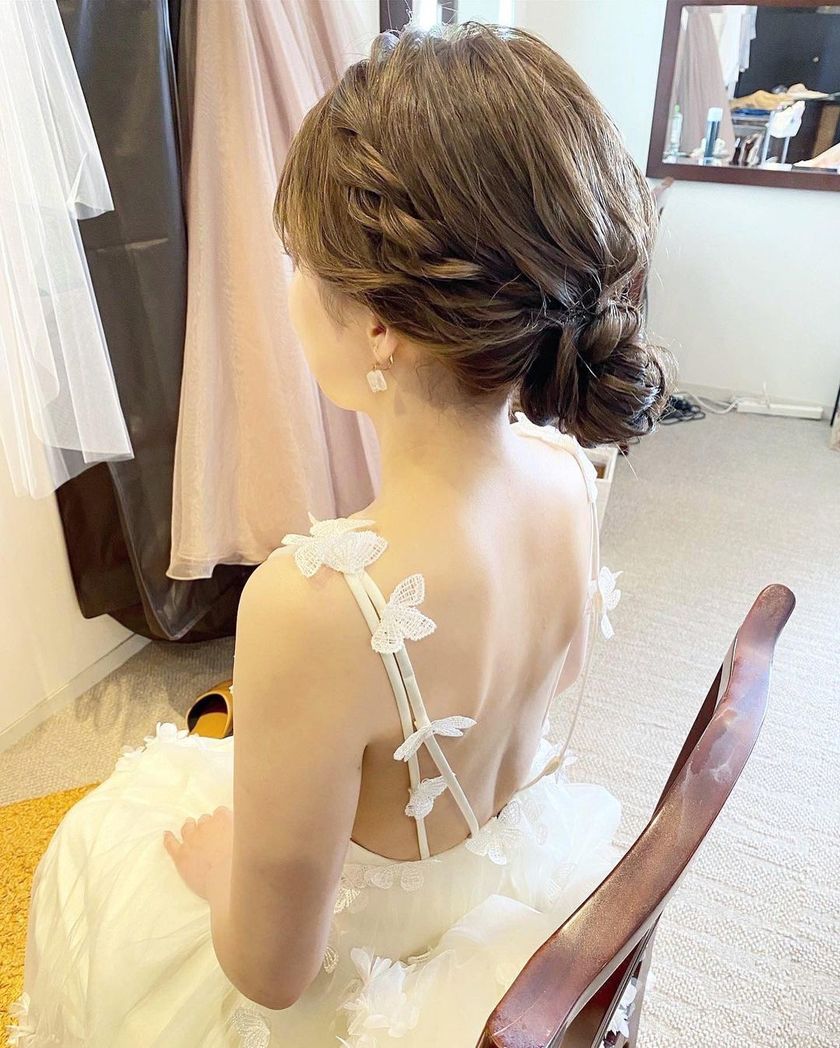 A little makeover with hair arrangements and accessories! A special feature on stylish brides' pre-wedding changes ♡にて紹介している画像