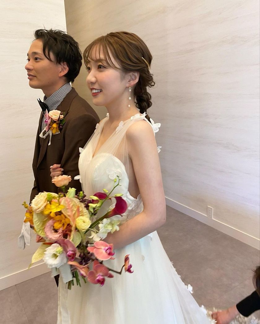 A little makeover with hair arrangements and accessories! A special feature on stylish brides' pre-wedding changes ♡にて紹介している画像