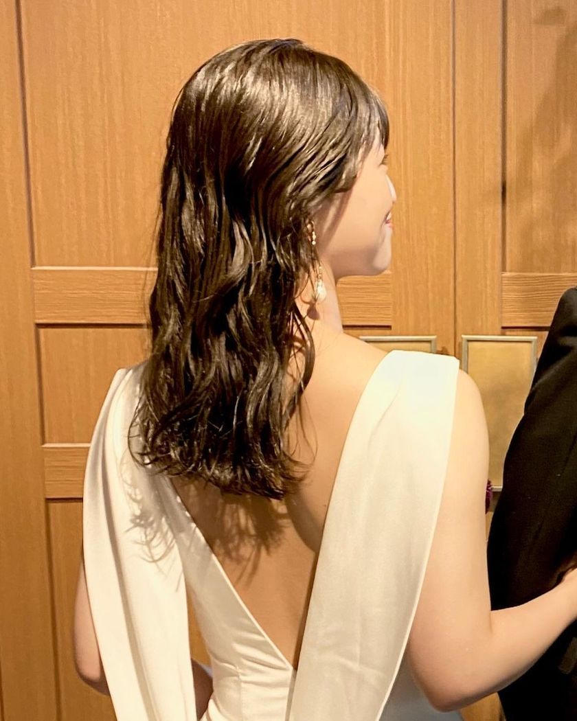 A little makeover with hair arrangements and accessories! A special feature on stylish brides' pre-wedding changes ♡にて紹介している画像